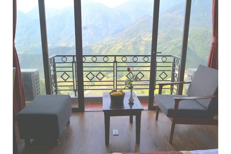 Phòng gia đình ban công view núi