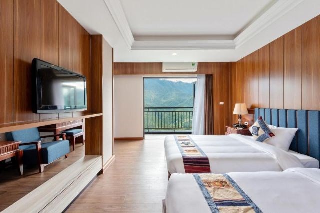 Deluxe Twin Mountain view