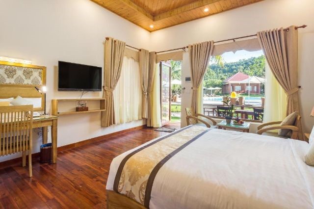 King Deluxe Plus Bungalow with Pool View