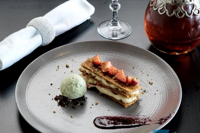 Du Thuyền La Theatre Cruises Hạ Long