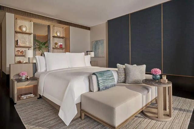 Phòng King Beach Pool Suite