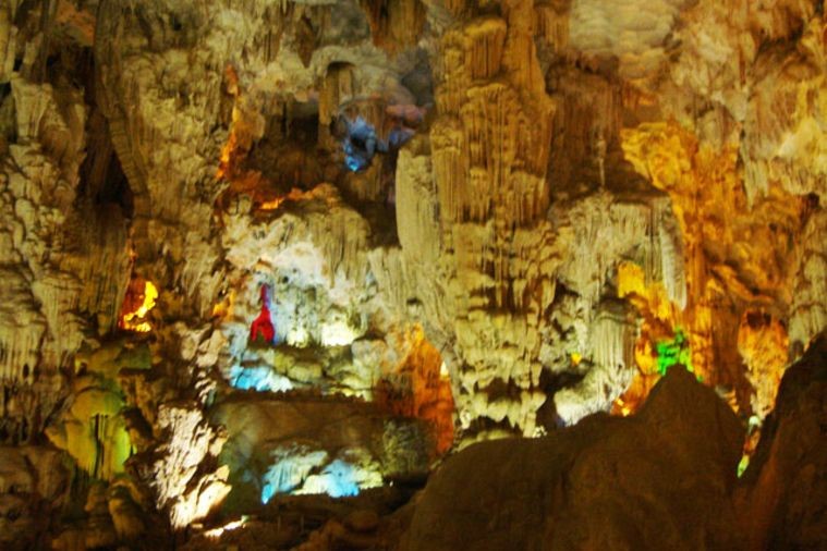 Hang Đầu Gỗ - Hạ Long