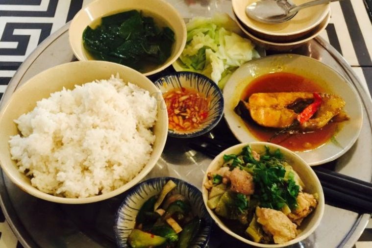 Quán cơm Hẻm Living - Huế