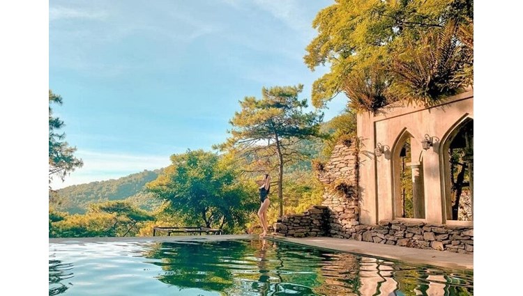 Melia Ba Vì Mountain Retreat: Tận hưởng cảnh quan núi rừng xanh mát