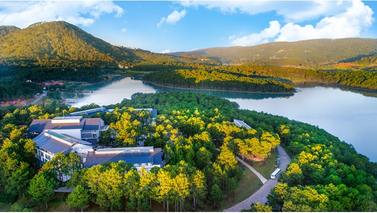 Terracotta Hotel & Resort Dalat: Khu nghỉ dưỡng view hồ Tuyền Lâm đẹp