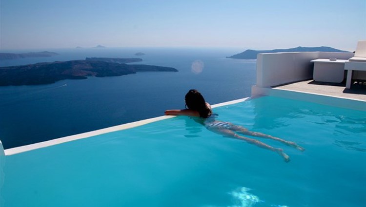 "Phát sốt" với bể bơi nước mặn đáy kính lần đầu tiên có mặt tại Việt Nam