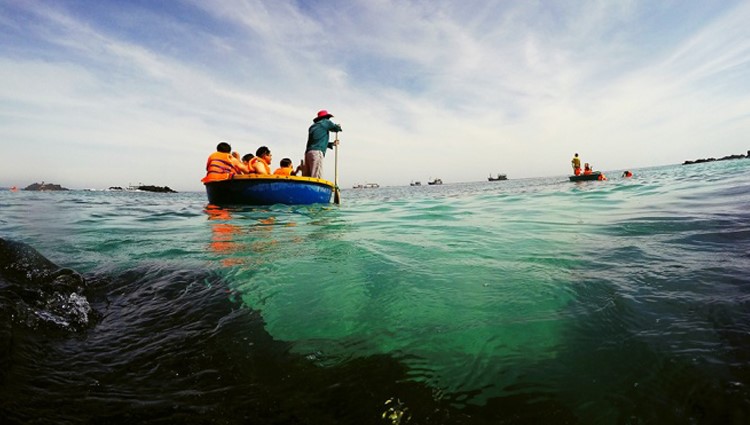 Du lịch đảo Lý Sơn trải nghiệm đi thuyền thúng ngắm san hô ở đảo Bé