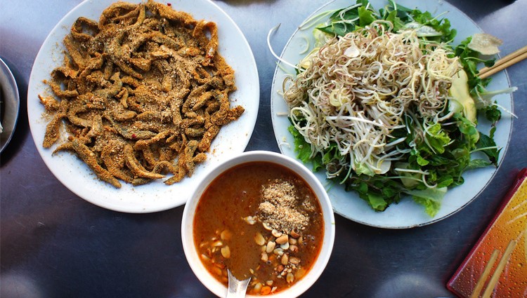Du lịch Đà Nẵng thưởng thức gỏi cá Nam Ô