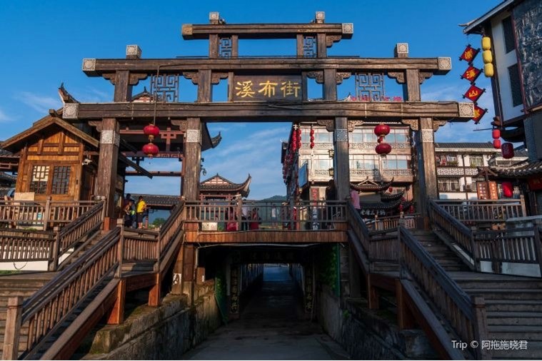 Tour Trung Quốc: Phượng Hoàng Cổ Trấn - Phù Dung Trấn - Trương Gia Giới 6N5D Khởi Hành từ Huế