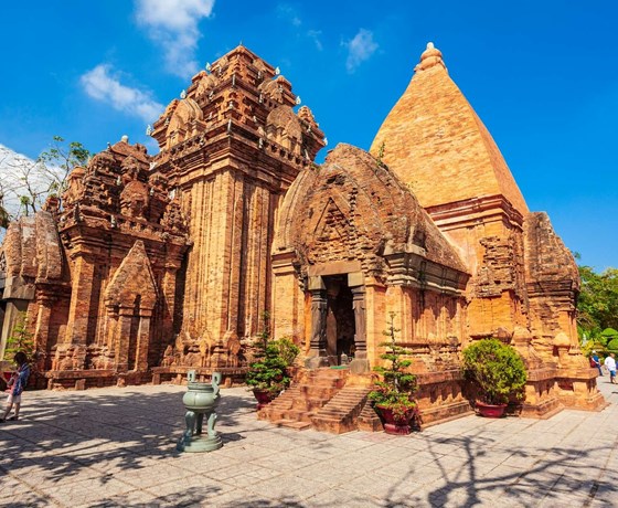 Tour Nha Trang: Du Ngoạn Đảo – Chùa Long Sơn – Tháp Bà Ponagar – Suối Khoáng Tháp Bà 3N2D