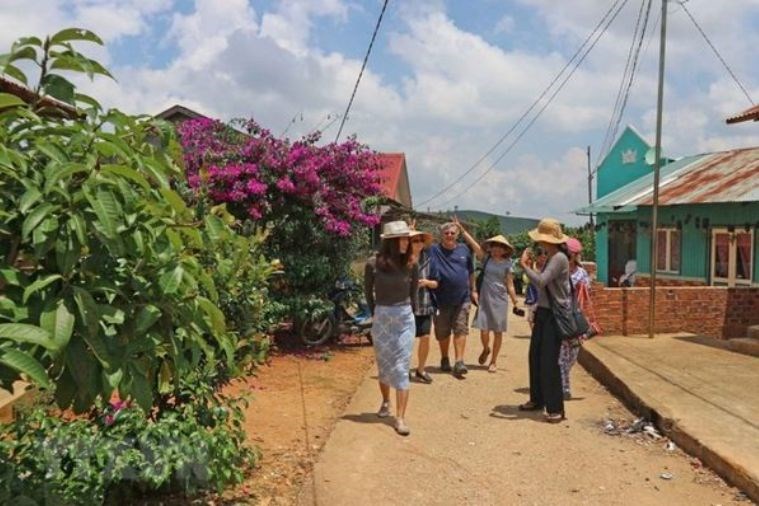 Tour Chinh Phục Đỉnh LangBiang - Thác DaTanLa - Crazy House